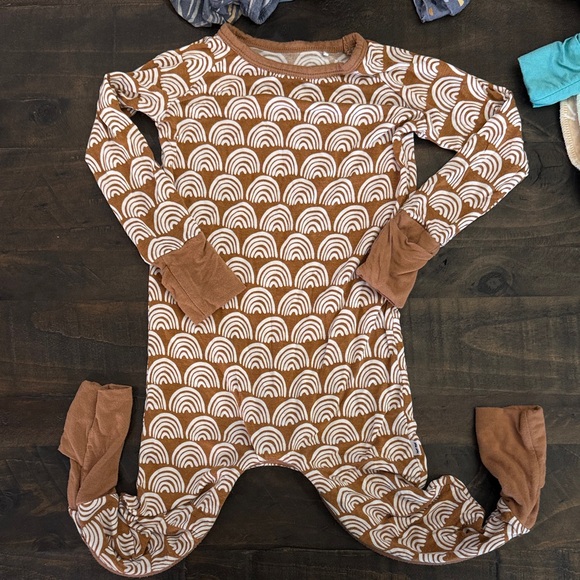 Little Sleepies crescent zippies 12-18m - Picture 2 of 5